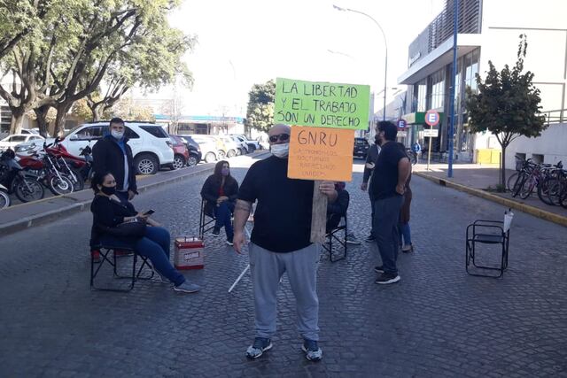 Protestas de gastronómicos nocturnos frente a la municipalidad de Rafaela