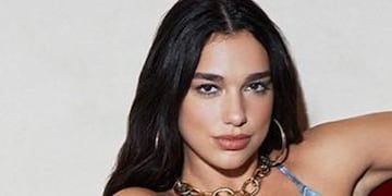 Dua Lipa posó con un look canchero sobre una silla y enamoró a sus fans de Instagram.