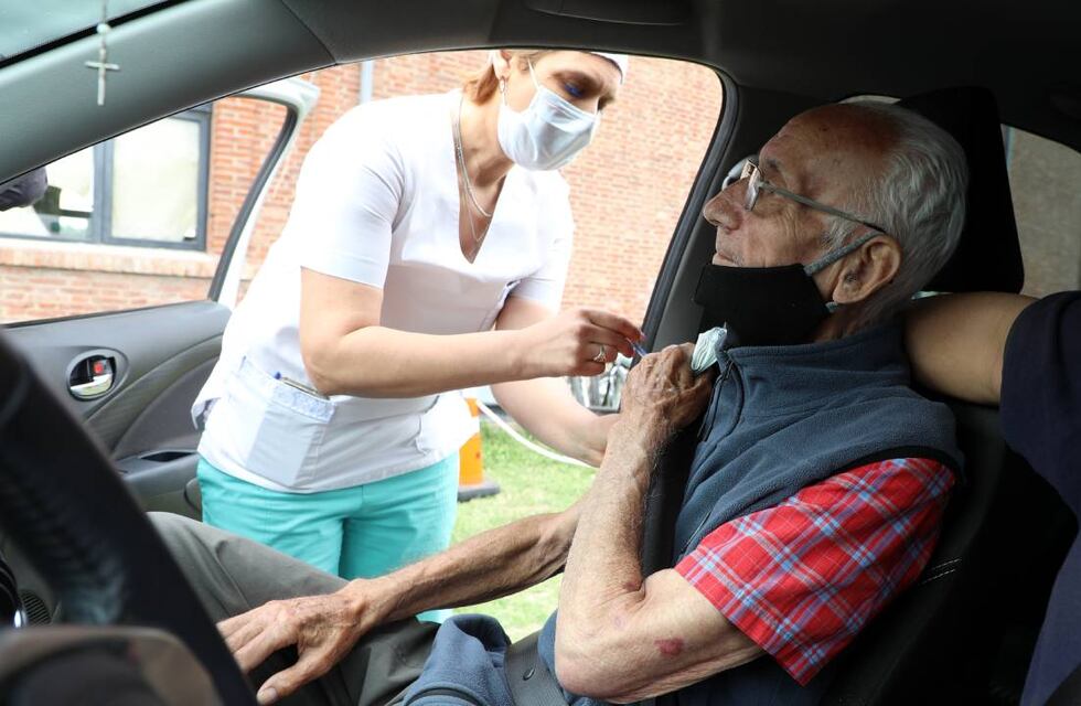 Vacuna COVID-19 en Santa Fe: ya colocan dosis de refuerzo a mayores de 70