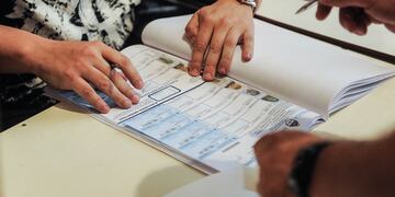 La votación en Río Turbio se vio complicada por la nieve (Foto Federico López Claro).