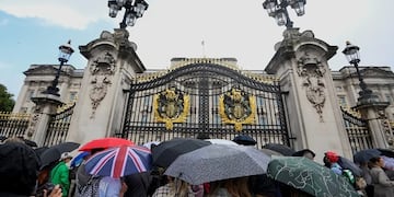 Una multitud despidió a la reina Isabel II fuera del Palacio de Buckingham.