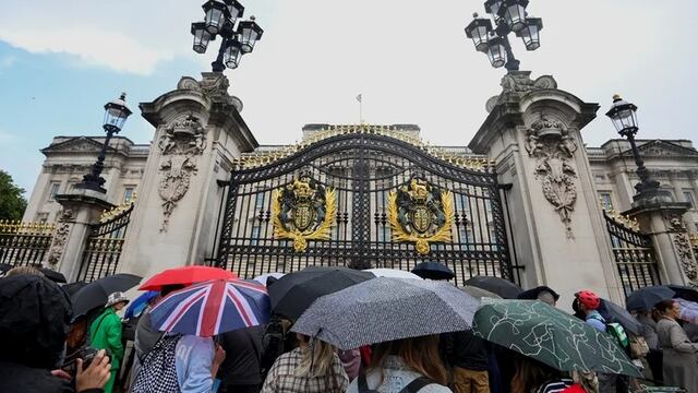 Una multitud despidió a la reina Isabel II fuera del Palacio de Buckingham.