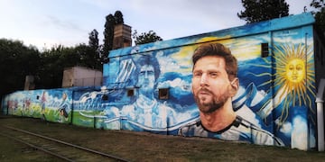 El artista hizo un recorrido por la vida del futbolista y lo dejó plasmado en un mural de barrio Argüello.