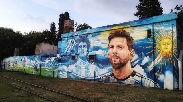 El artista hizo un recorrido por la vida del futbolista y lo dejó plasmado en un mural de barrio Argüello.
