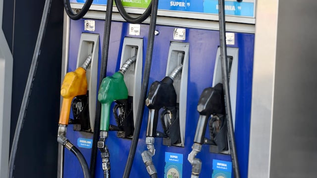 Suba de precios en YPF, en la ciudad de Córdoba. (José Gabriel Hernández / La Voz)