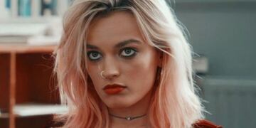 Emma Mackey en el papel de "Maeve Wiley".