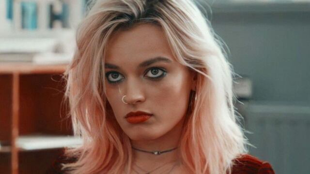 Emma Mackey en el papel de "Maeve Wiley".