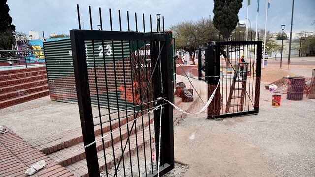 Enrejado en plaza Urquiza de barrio San Vicente. (Pedro Castillo / La Voz)