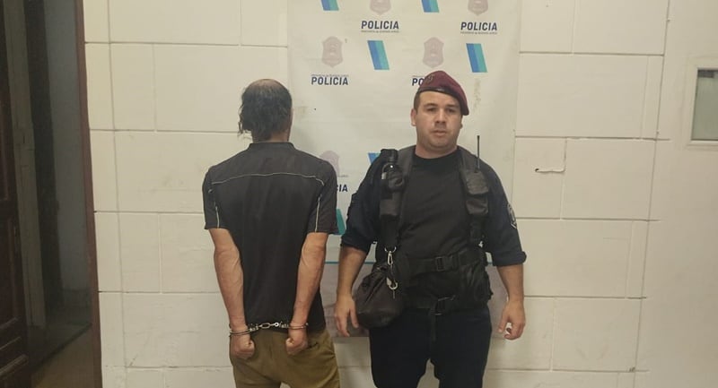 Tenía pedido de captura, fue arrestado por robo y agredió al personal policial