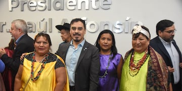 El diputado Omar Gutiérrez dio la bienvenida a la representación de las comunidades guaraníes de Jujuy que visitó la Legislatura.