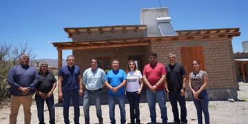 La comitiva frente a una de las viviendas prontas a entregar.