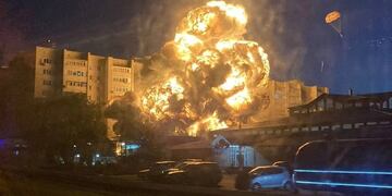 El momento en que las llamas envuleven al edificio de nueve pisos.