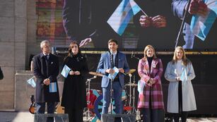 El gobernador Maximiliano Pullaro encabezó el acto por el Día de la Bandera en Rosario, junto con la vicepresidenta Victoria Villarruel