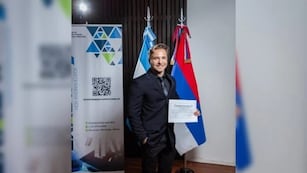 El Dr. Maximiliano Rossi es Licenciado en Genética, Doctor en Biotecnología, docente nivel secundario y terciario, además de miembro del equipo de Ciencia e Investigación del Ministerio de Educación de Misiones.