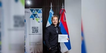 El Dr. Maximiliano Rossi es Licenciado en Genética, Doctor en Biotecnología, docente nivel secundario y terciario, además de miembro del equipo de Ciencia e Investigación del Ministerio de Educación de Misiones.