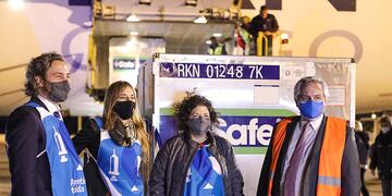 El presidente Alberto Fernández asistió esta tarde en el aeropuerto internacional de Ezeiza a la llegada del vuelo proveniente de Estados Unidos con 934.200 vacunas AstraZeneca que le permiten a la Argentina superar las 20 millones de dosis recibidas desde que se inició la campaña de vacunación contra el COVID-19.
Fernández estuvo acompañado por el jefe de Gabinete, Santiago Cafiero; la ministra de Salud, Carla Vizzotti, y la asesora presidencial Cecilia Nicolini