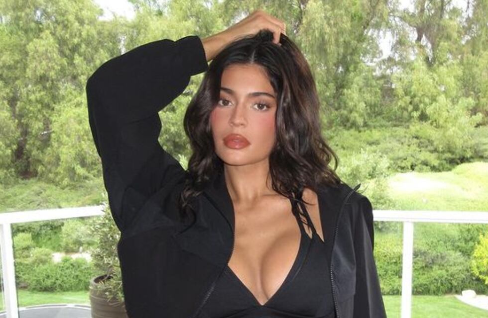Kylie Jenner modeló una nueva trikini escotada de su marca y causó furor con sus curvas