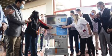 Mesa de anestesia entregada al Hospital de Urgencias comprada con el Fondo Sanitario. / Consejo Deliberante de Córdoba