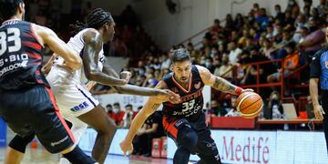 Nicolás Romano, protagonista de Instituto en el partido para el infarto ante Quimsa (Foto: Leandro Bustamante/Prensa IACC).
