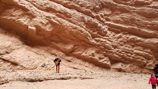 Dos jóvenes se tomaron una foto en Salta que se volvió viral por la preocupación que causó: salió reflejado un demonio