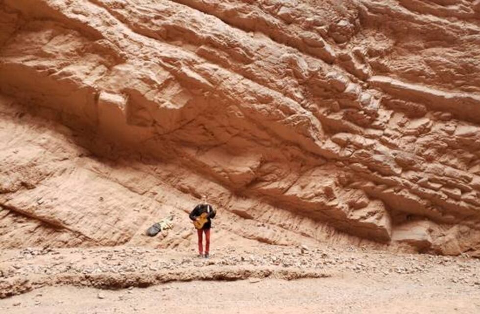 Dos jóvenes se tomaron una foto en Salta que se volvió viral por la preocupación que causó: salió reflejado un demonio