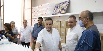 El Ministro Medina Ruiz supervisó la producción de repelentes.