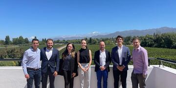 Miembros de Unaje Mendoza junto al embajador de la Unión Europea.