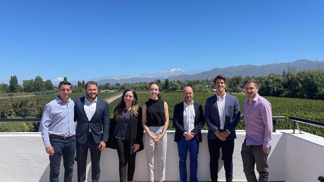 Miembros de Unaje Mendoza junto al embajador de la Unión Europea.