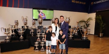 La familia de la "Pulga" llegó a Francia este martes luego de un vuelo desde Barcelona.