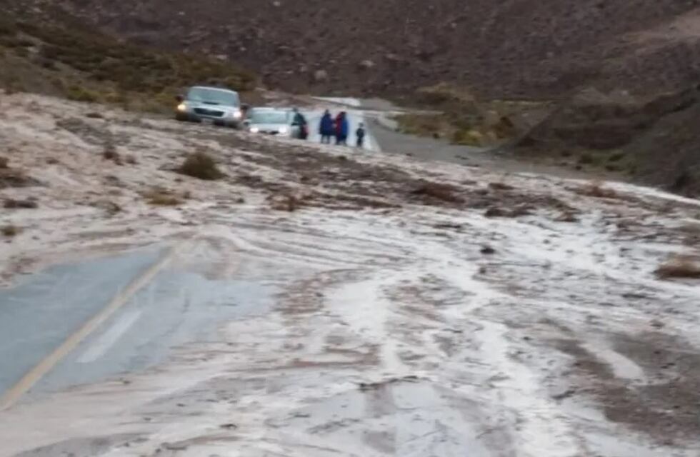 Maquinaria vial normaliza la circulación en rutas jujeñas