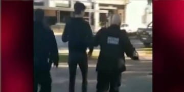 Detuvieron a un joven por estar tomando mate mientras caminaba por una plaza de Santa Fe