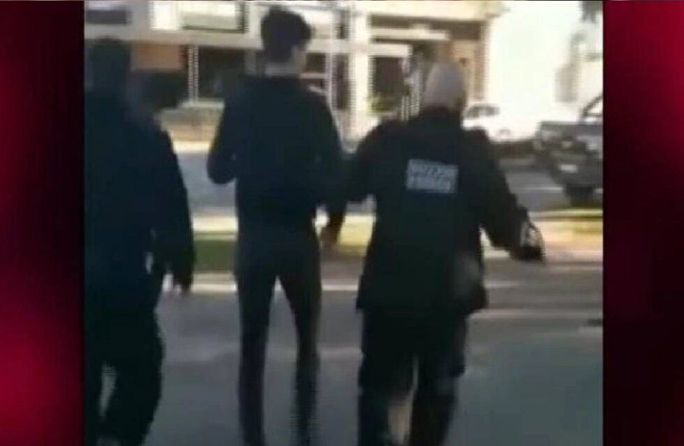 Detuvieron a un joven por estar tomando mate mientras caminaba por una plaza de Santa Fe