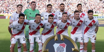 La formación de River frente al Monterrey (AP)
