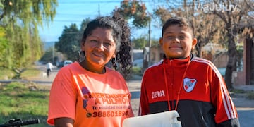 Delia Vargas, alma mater del "Merendero a pulmón", junto a un jovencísimo colaborador.