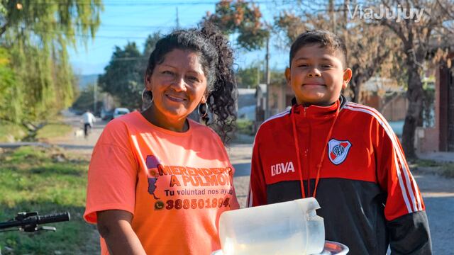 Delia Vargas, alma mater del "Merendero a pulmón", junto a un jovencísimo colaborador.
