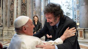 El presidente argentino Javier Milei saluda al papa Francisco antes del inicio de la misa de canonización de la primera santa argentina, María Antonia de Paz y Figueroa, también conocida como "Mama Antula", en la Basílica de San Pedro en el Vaticano, el 11 de febrero de 2024. (AP)