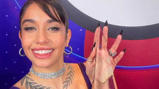 María becerra con el premio "Nuevo Artista del Año" 2022.