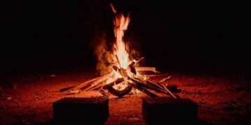 Vecinos de Villa La Angostura alertaron sobre una fogata mal apañada en medio de una ola de incendios forestales (imagen ilustrativa).