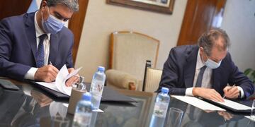 El gobernador Capitanich firmó el convenio con Miguel Pesce, titular del Banco Central.