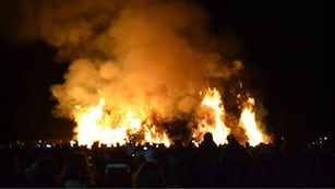 La fiesta con la fogata más grande de Córdoba ilumina la noche con un fuego que combate al frío.