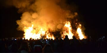 La fiesta con la fogata más grande de Córdoba ilumina la noche con un fuego que combate al frío.