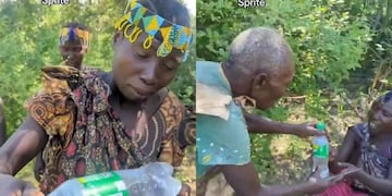 Reacción de una tribu ante una botella de gaseosa.