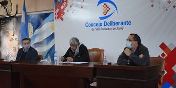 El secretario Millón (izq.) y los concejales Brizuela y Aguiar, en la reunión de la Comisión de Transporte del parlamento capitalino.