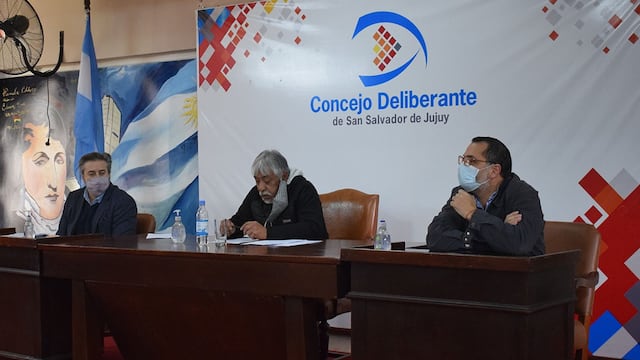 El secretario Millón (izq.) y los concejales Brizuela y Aguiar, en la reunión de la Comisión de Transporte del parlamento capitalino.