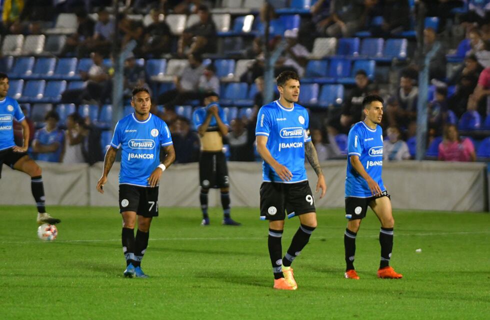 A Belgrano no le alcanzó con los goles de Vegetti; perdió ante Temperley y se diluyen sus chances
