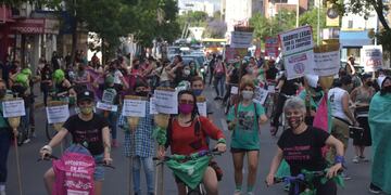 Un centenar de manifestantes se reunieron en las calles de Córdoba para pedir por el aborto legal