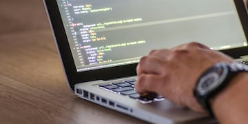 Trabajador en el rubro de la programación.