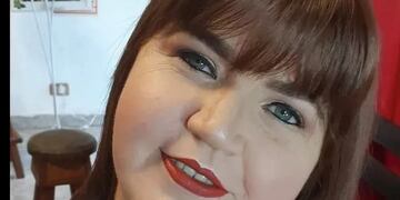 Mide aproximadamente 1.60 metros, de tez blanca, ojos azules, cabello castaño rojizo y posee un tatuaje en su hombro izquierdo.