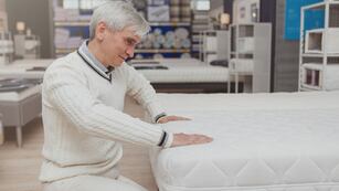 Un supermercado ofrece rebajas de hasta el 60%.