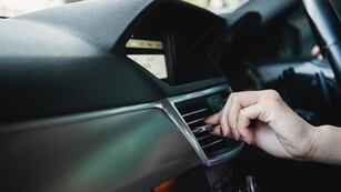 No tenía aire acondicionado en el auto y se le ocurrió una insólita solución: “No nos va a ganar la pobreza”.